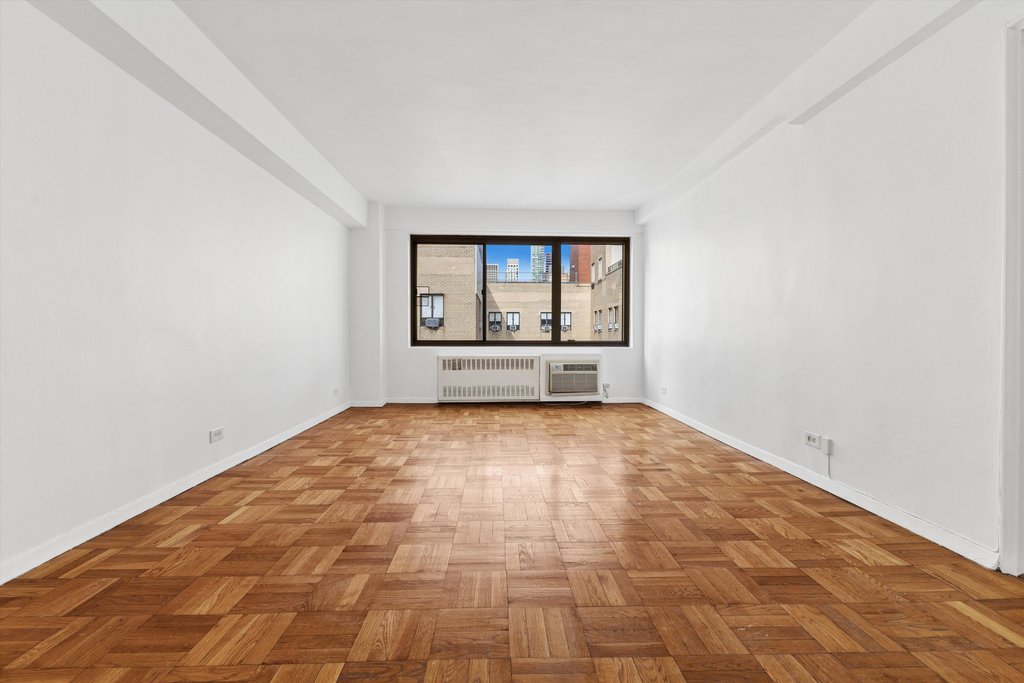 225 East 46th Street, Unit 11J photo 2