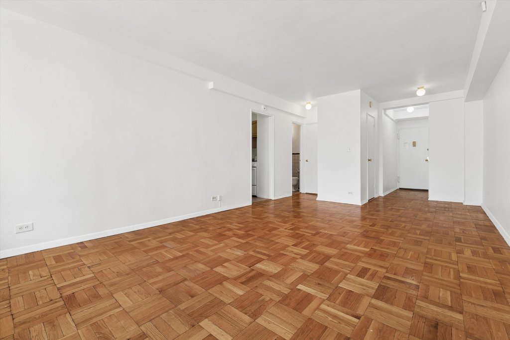 225 East 46th Street, Unit 11J photo 3