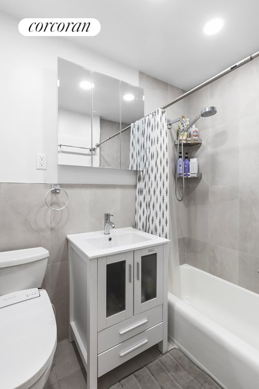 201 East 25th Street, Unit 2B photo 4