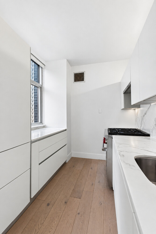 250 East 54th Street, Unit 21A photo 3