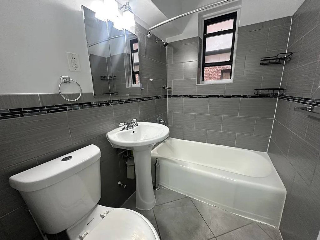86-11 Whitney Avenue, Unit 3O photo 2