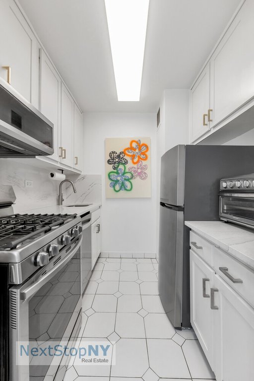 245 East 54th Street, Unit 6G photo 3