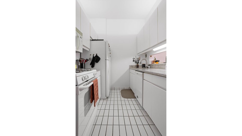 225 West 83rd Street, Unit 16H photo 4