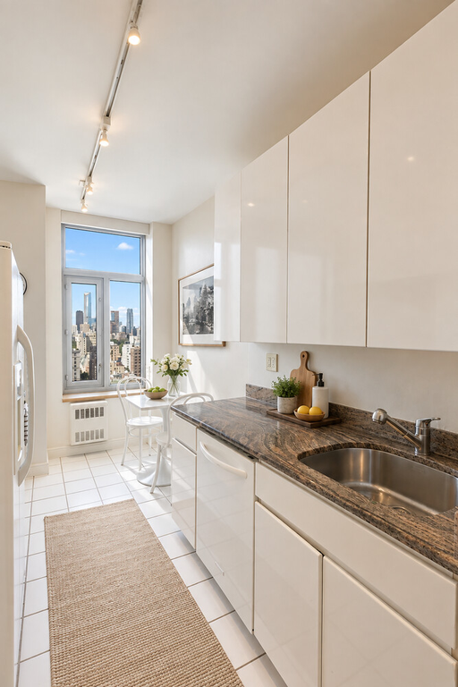 188 East 64th Street, Unit 2006 photo 9