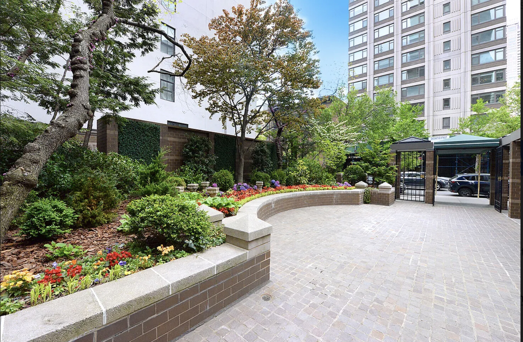188 East 64th Street, Unit 2006 photo 13