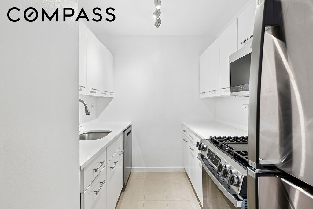 220 East 65th Street, Unit 8J photo 2