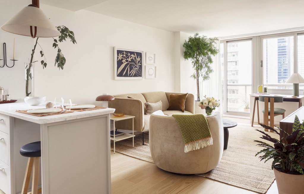 234 East 46th Street, Unit 1401 photo 2