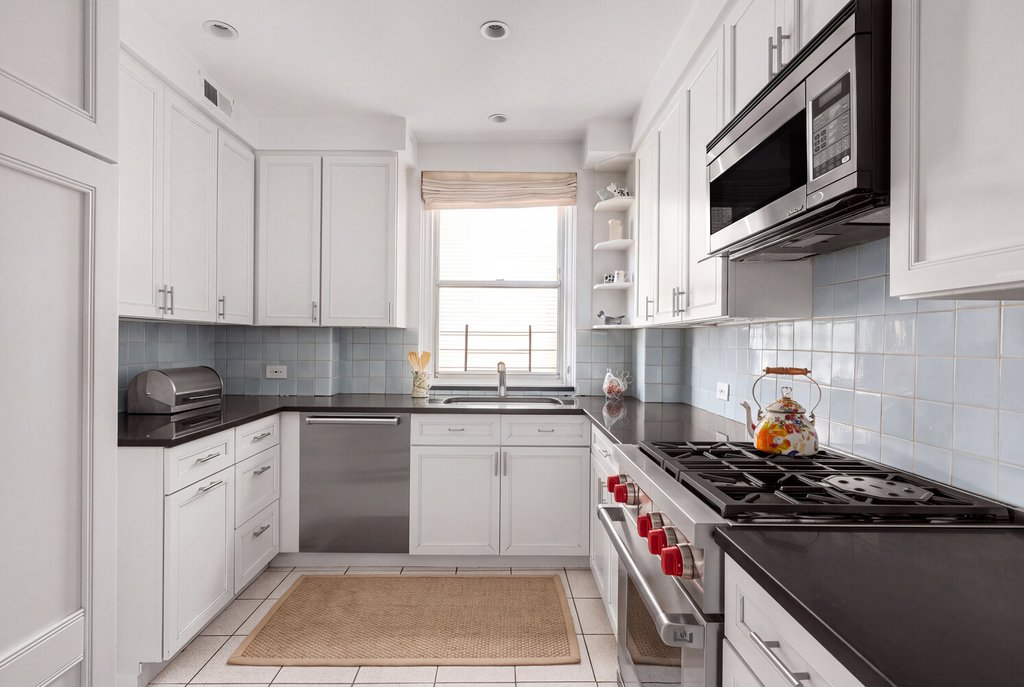 14 Sutton Place South, Unit 14B photo 5