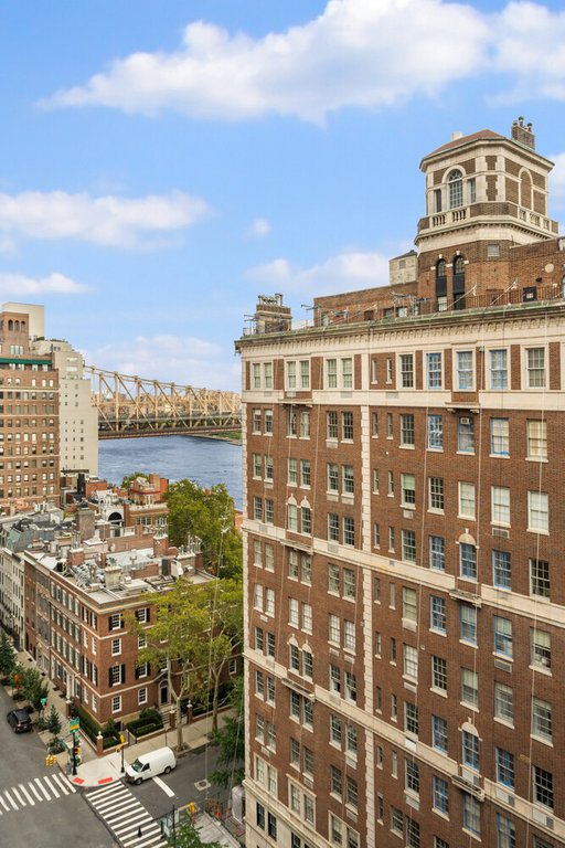 14 Sutton Place South, Unit 14B photo 8