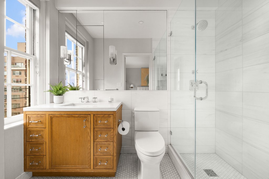 14 Sutton Place South, Unit 14B photo 9