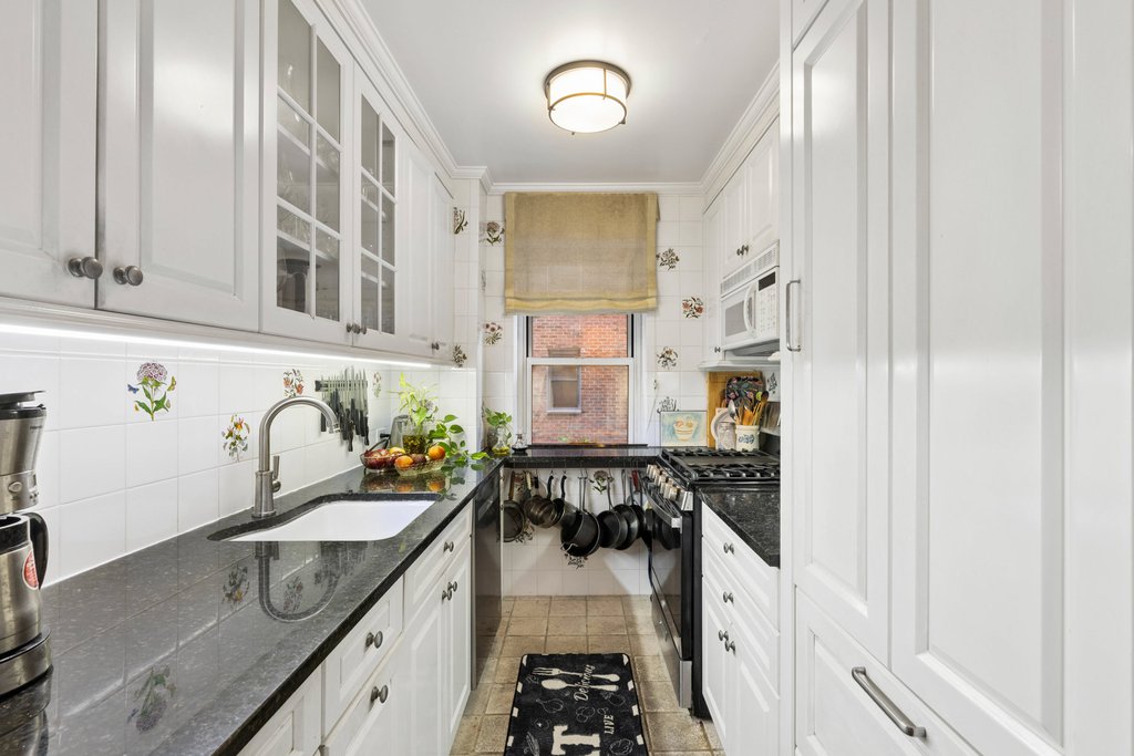50 Sutton Place South, Unit 3C photo 4