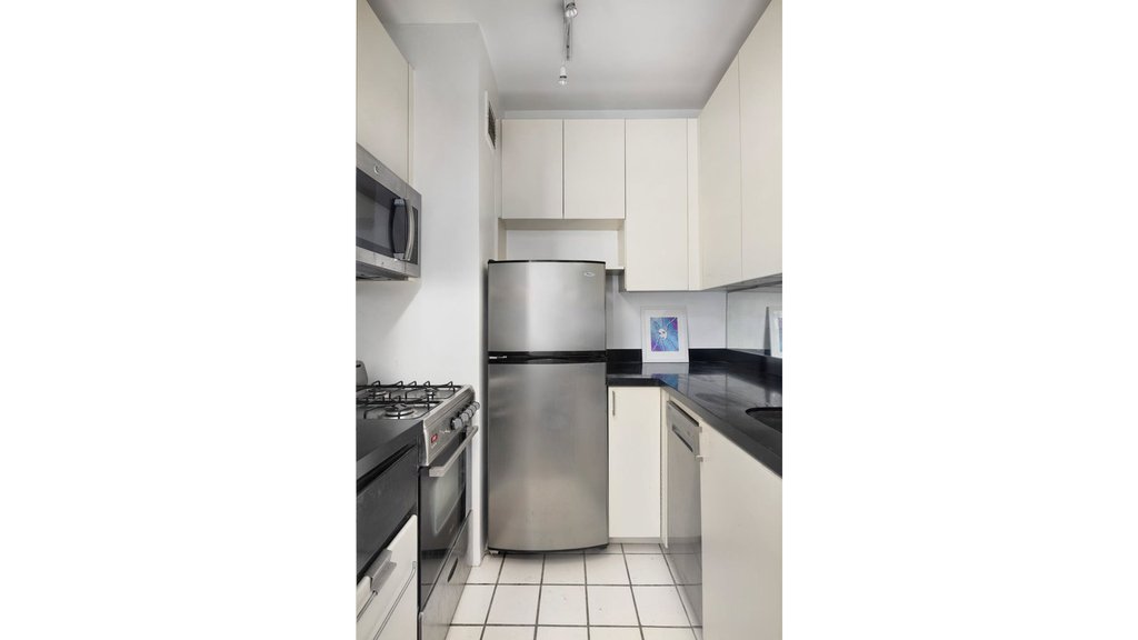 343 East 74th Street, Unit 8D photo 3