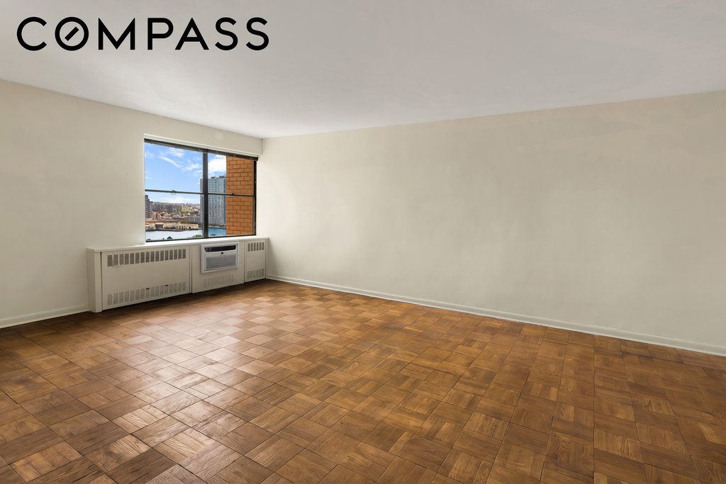 25 Sutton Place South, Unit 19I photo 4