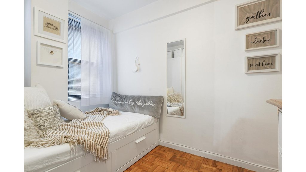 135 East 54th Street, Unit MR3 photo 2