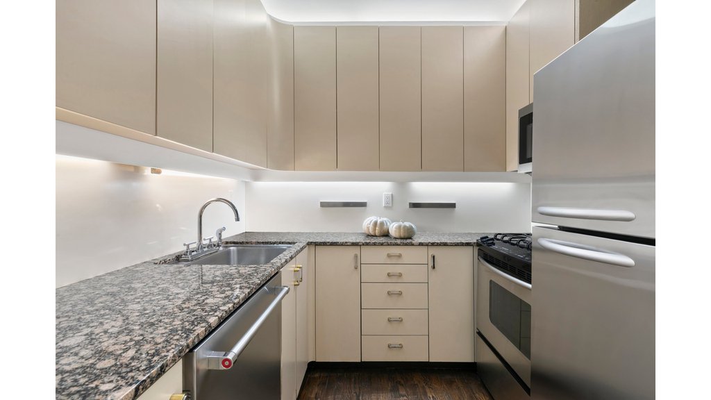 25 East 69th Street, Unit 4B photo 8