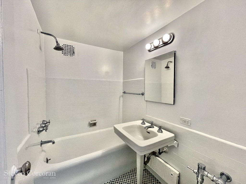 5 Tudor City Place, Unit 822 photo 5