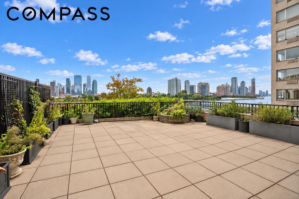25 Sutton Place South, Unit 2N photo 2