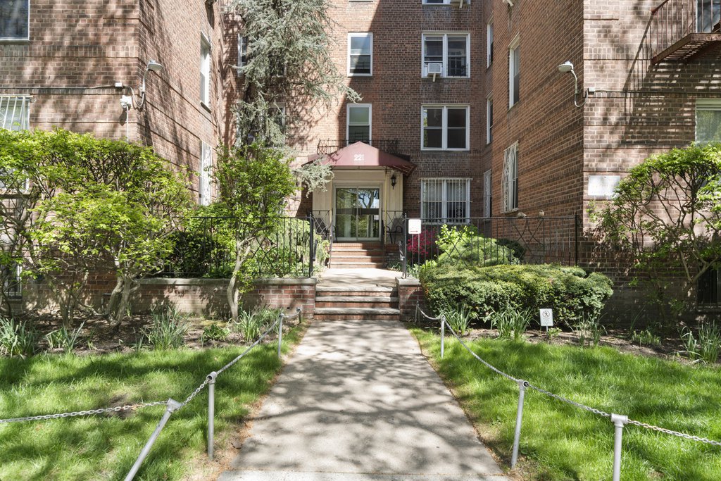 221 McDonald Avenue, Unit 4N photo 2