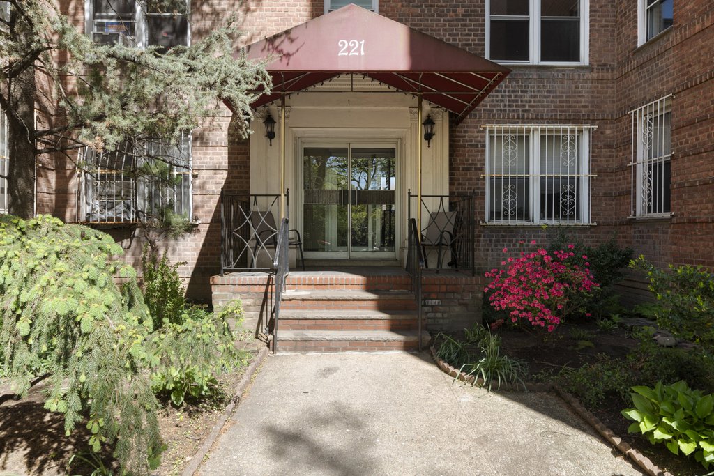 221 McDonald Avenue, Unit 4N photo 3