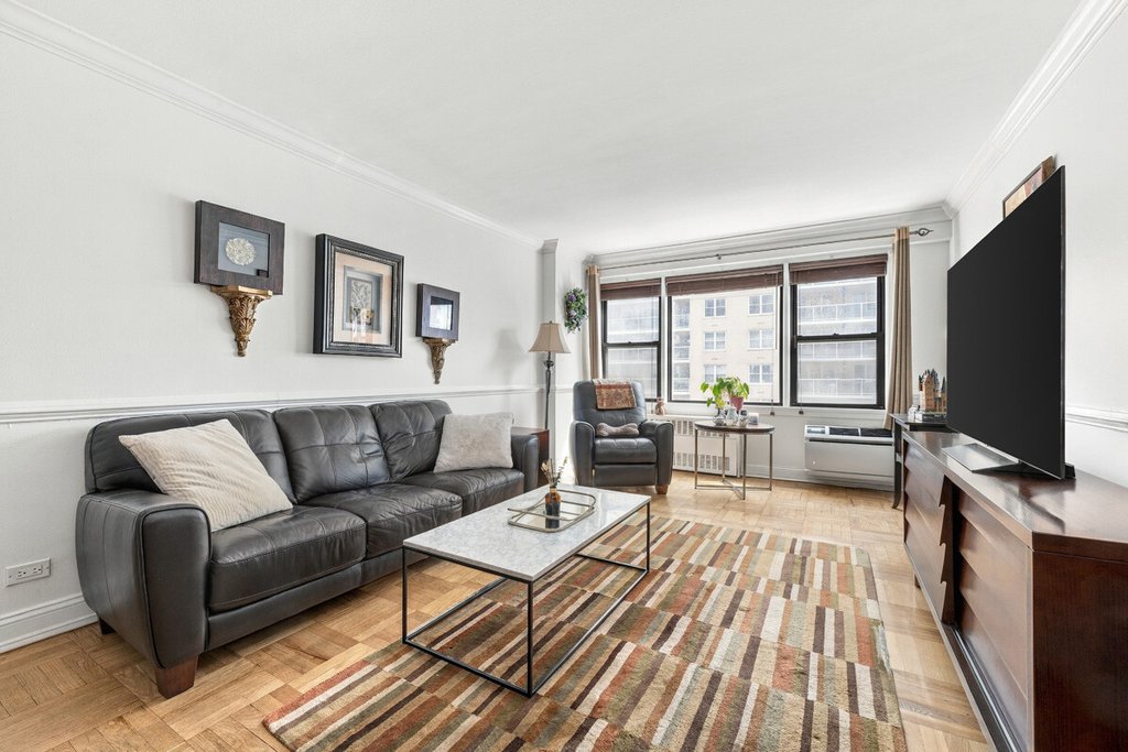 245 East 24th Street, Unit 8D