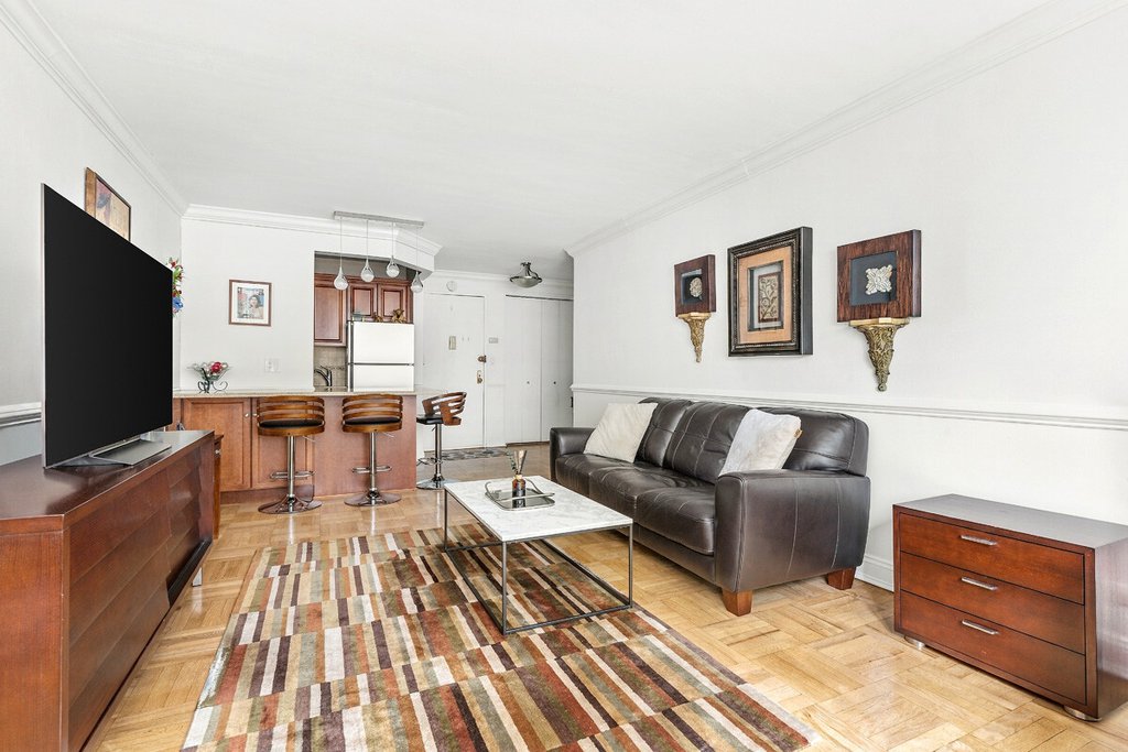 245 East 24th Street, Unit 8D photo 2