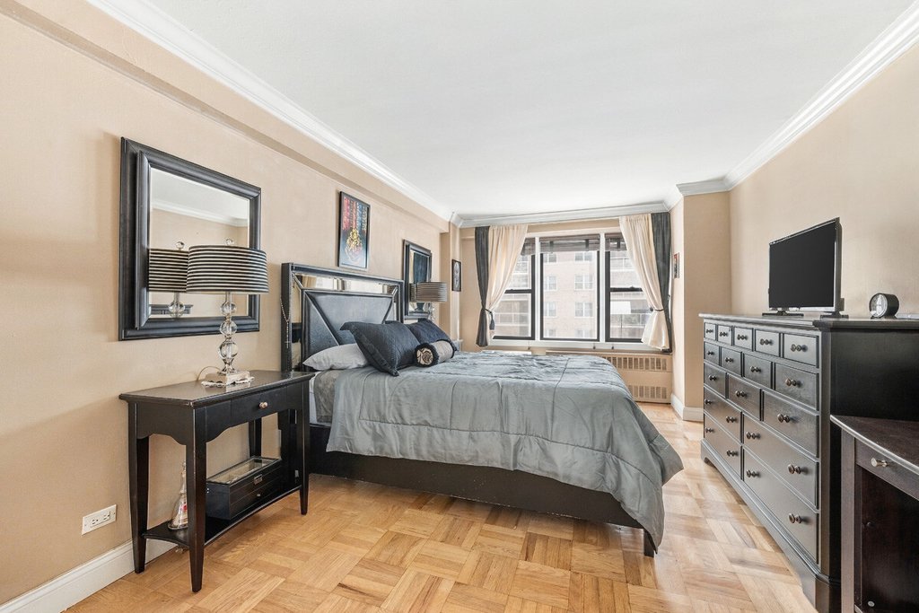 245 East 24th Street, Unit 8D photo 4