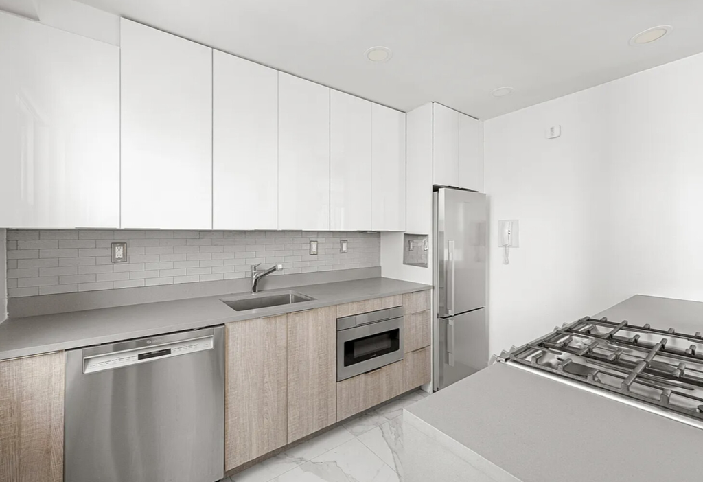 300 East 40th Street, Unit 32K photo 4