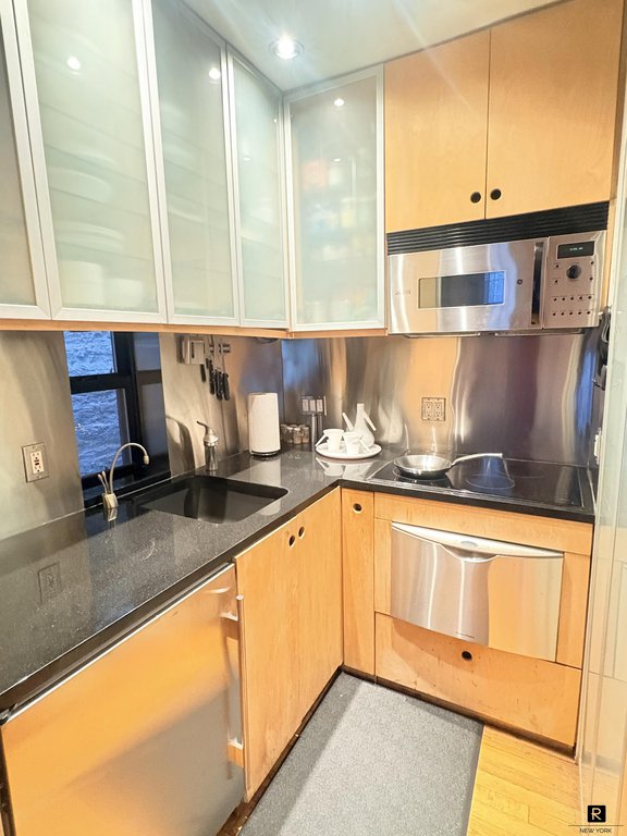 420 West 46th Street, Unit B1B2 photo 6