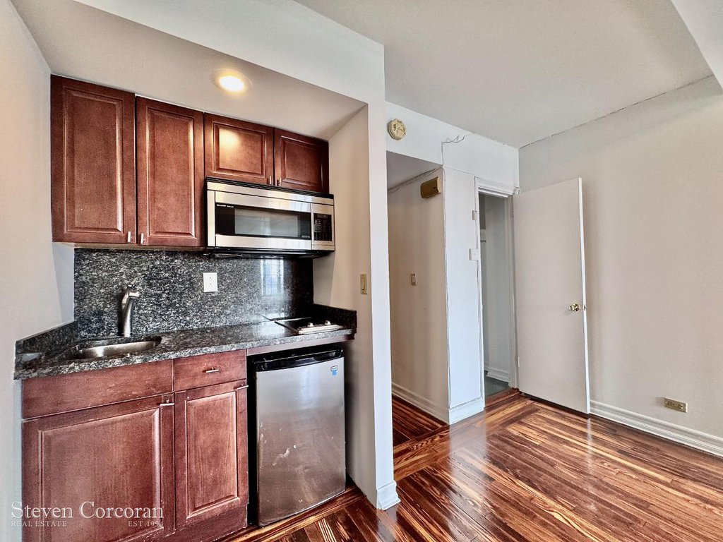 5 Tudor City Place, Unit 1728 photo 3