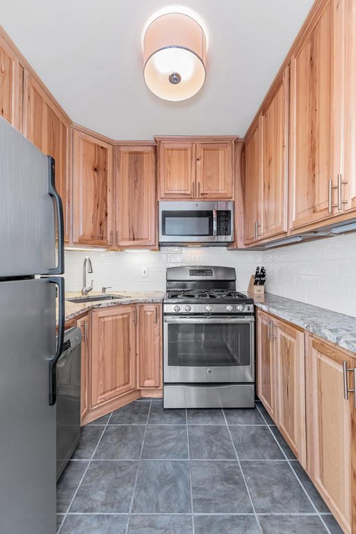 305 East 24th Street, Unit 10L photo 3
