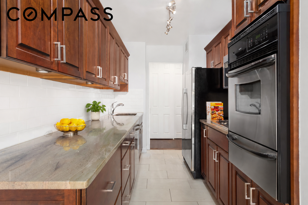 360 East 72nd Street, Unit B907 photo 3