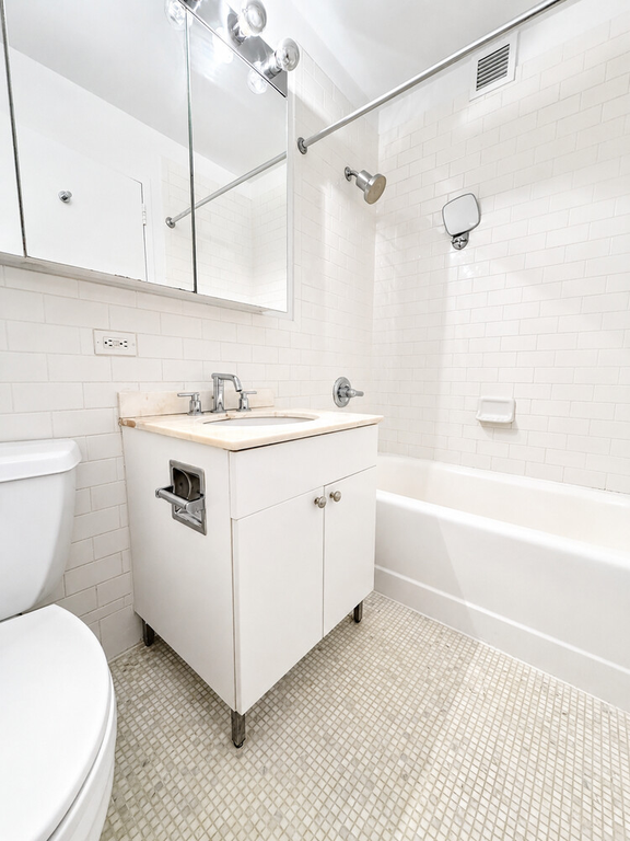 99 John Street, Unit 2212 photo 6