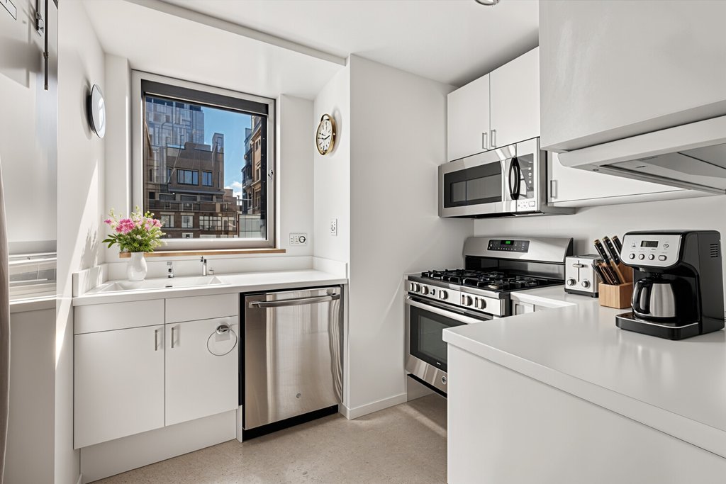 301 West 57th Street, Unit 28C photo 5