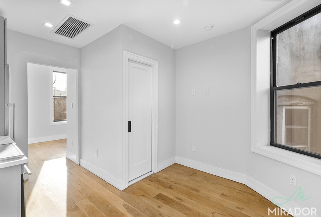 221 E 10th Street, Unit 17 photo 3