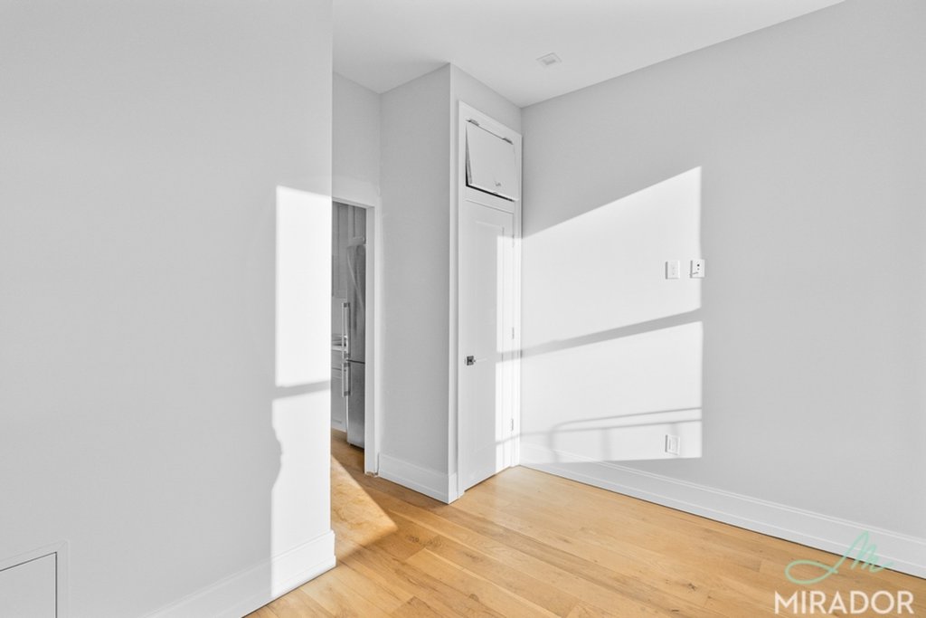 221 E 10th Street, Unit 17 photo 4