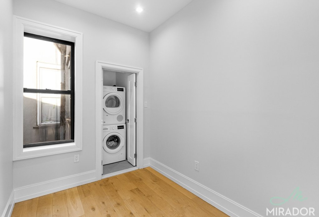 221 E 10th Street, Unit 17 photo 7
