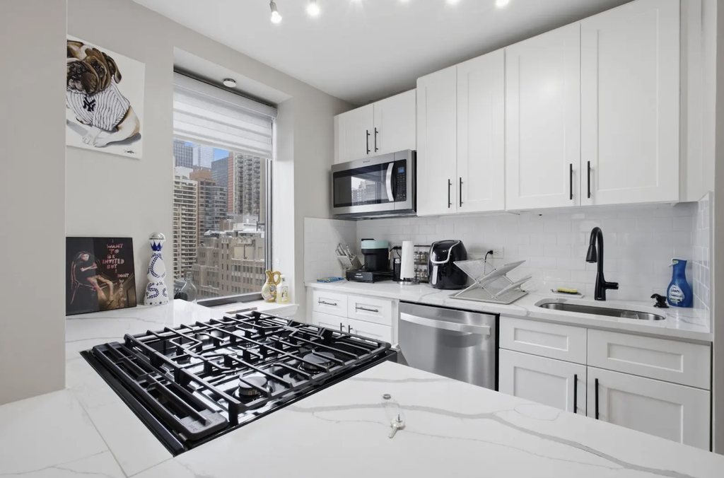 415 East 37th Street, Unit 18N photo 3