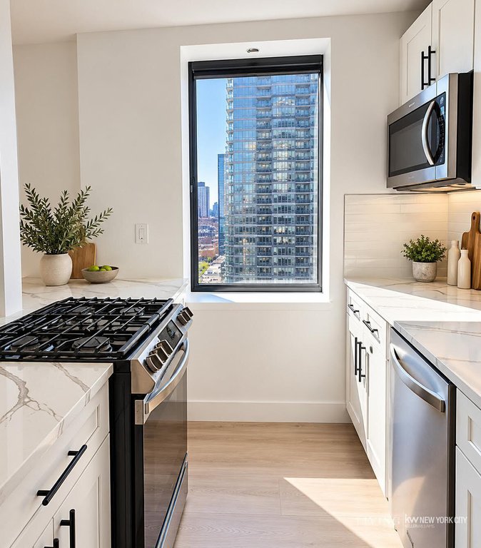 415 East 37th Street, Unit 18N photo 4