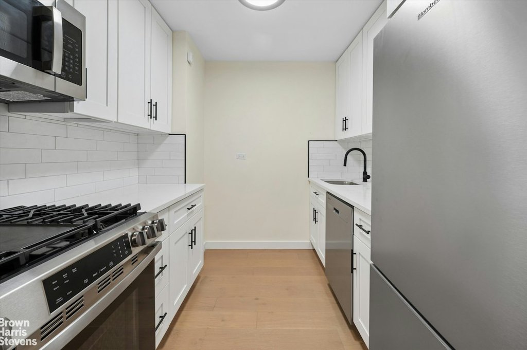 3671 Hudson Manor Terrace, Unit 1A photo 2