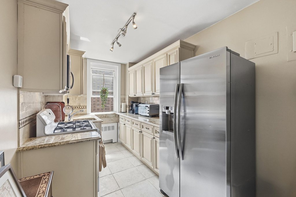 60 Knolls Crescent, Unit 10L photo 9