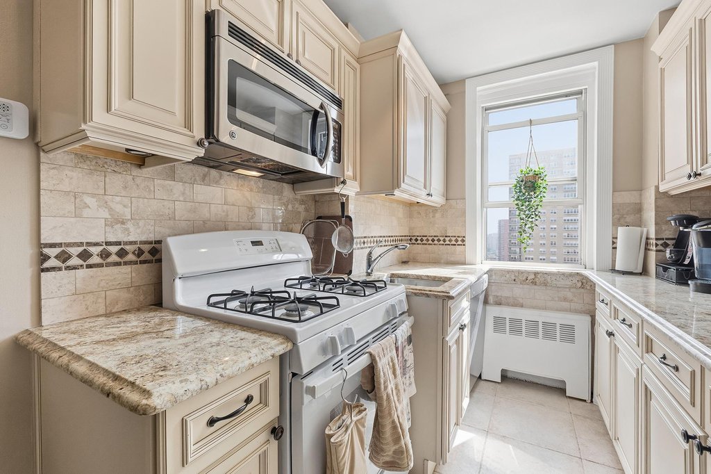 60 Knolls Crescent, Unit 10L photo 10