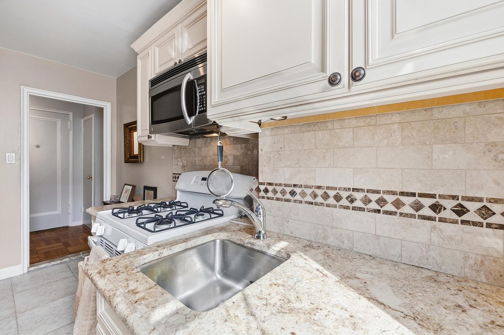 60 Knolls Crescent, Unit 10L photo 12
