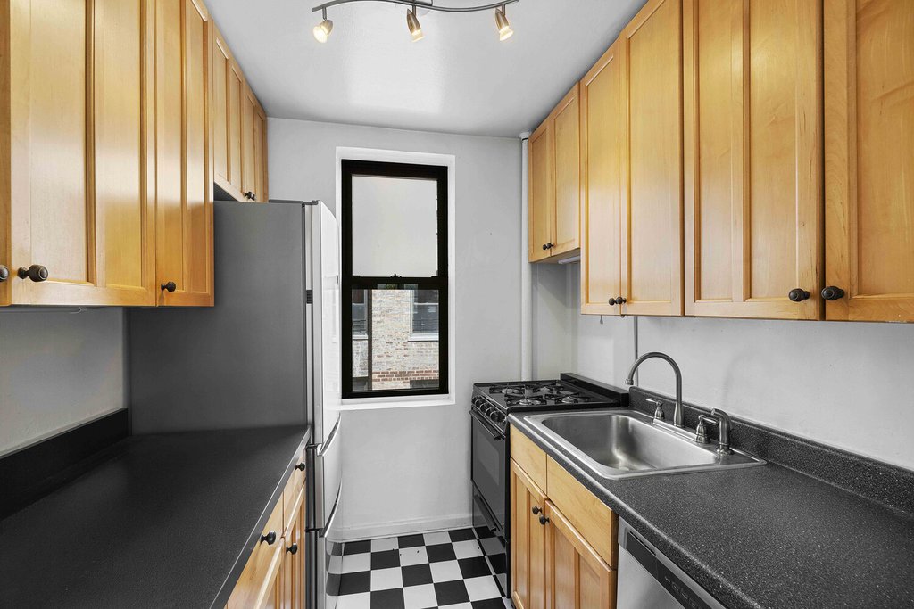 305 West 18th Street, Unit 4A photo 4