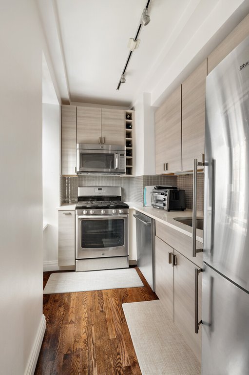 201 West 16th Street, Unit 9B photo 4