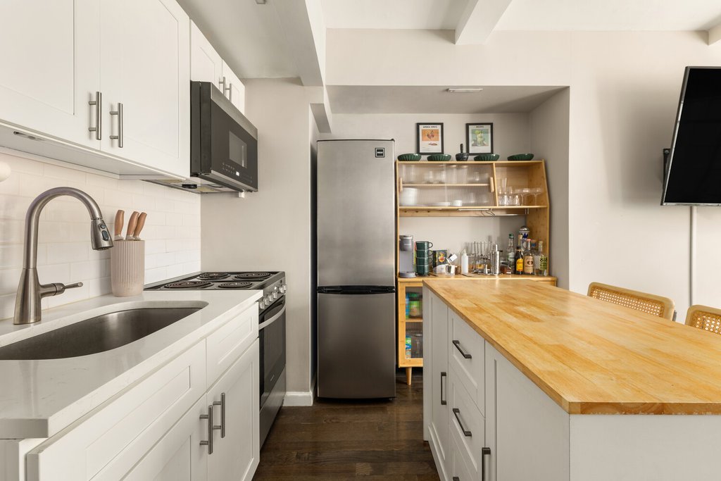 25 Tudor City Place, Unit 322 photo 2