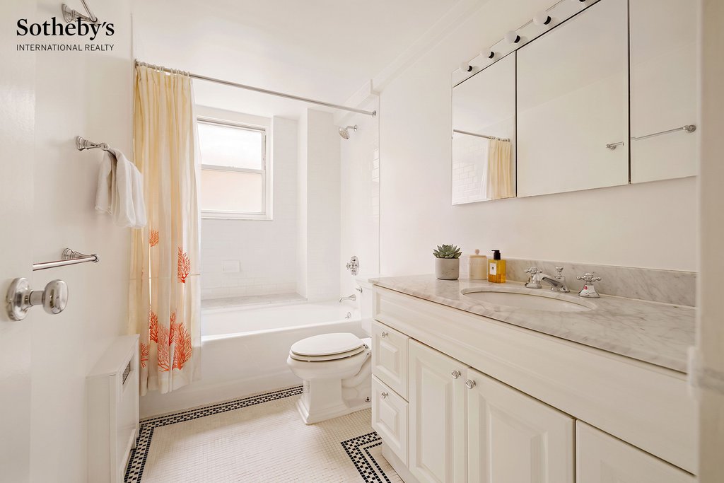 155 East 72nd Street, Unit 2D photo 4