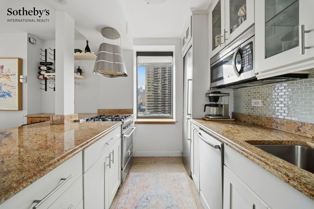 415 East 37th Street, Unit 17N photo 4