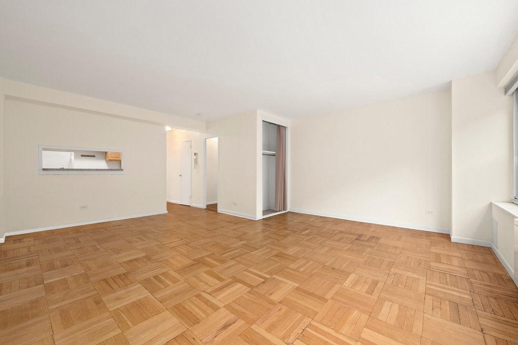 33 Greenwich Avenue, Unit 3C photo 4