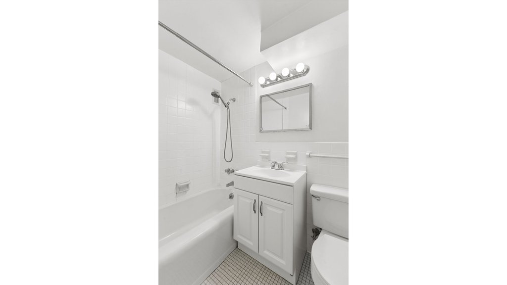 333 East 46th Street, Unit 5E photo 2