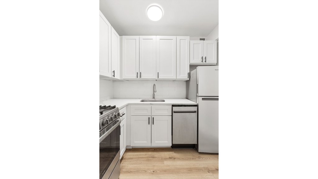 333 East 46th Street, Unit 5E photo 4